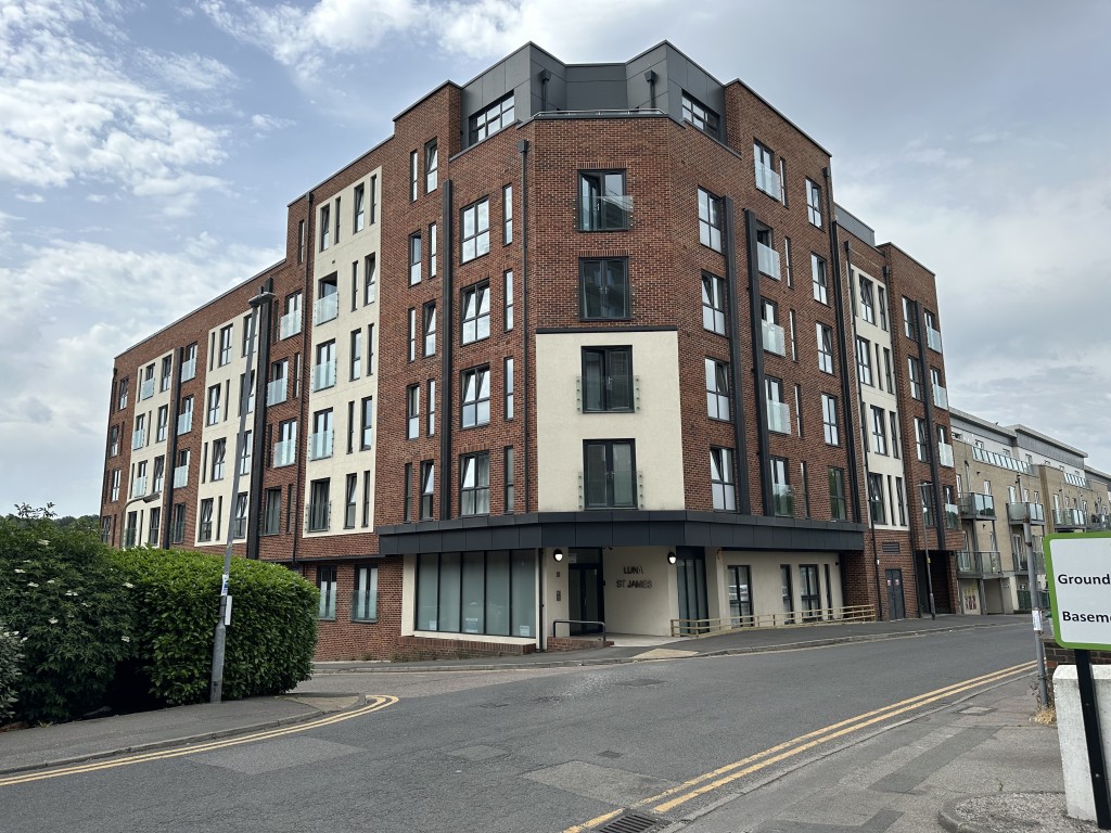 Lot: 95 - SUBSTANTIAL BLOCK OF GROUND RENTS - Picture of the Front of the building